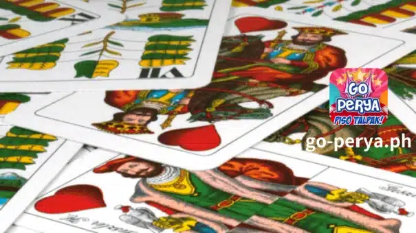 Ang Spanish suit playing cards ay isang subtype ng Latin suit playing cards. Ito ay halos kapareho sa Italian suit deck, at may ilang maliit na pagkakatulad sa French suit deck. Ito ay ginagamit sa maraming laro, kadalasang nagmumula sa Espanya, Italya o maging sa France. Sikat pa rin sila sa mga bahaging ito ng mundo, ngunit sikat din sa Go Perya Casino Philippines at maging sa ilang bahagi ng Northern Philippines.